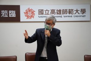 國立高雄師範大學辦理防疫物資捐贈儀式 校長吳連賞親頒感謝狀致謝