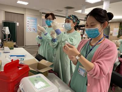 12歲以下孩童成空窗期 醫:父母家人儘快打完第三劑