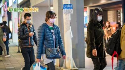 新冠死傷不多於全年車禍傷亡 公衛專家:必有共存陣痛期