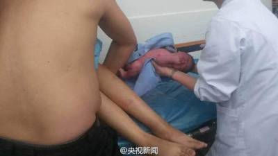 來不及了!男交警在高速公路上替孕婦接生,一個新生命就在這裡誕生...