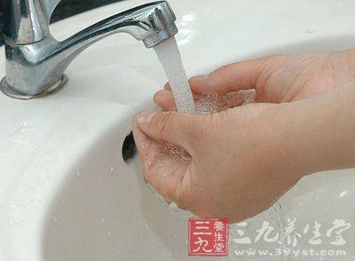 有白頭的痘痘到底擠不擠?原來你每次弄到有坑就是因為你都擠錯了!難怪越來越醜...